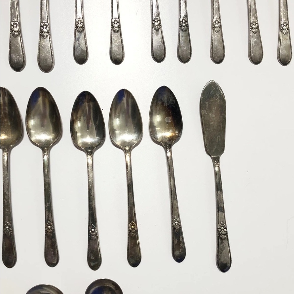 1847 Rogers Bros Is Adoration Vintage Silver Plate Silverware Set of 47 pieces - Picture 6 of 13